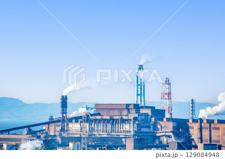 大分の臨海コンビナートと製鉄所 129084948