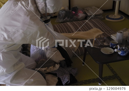 ゴミ屋敷清掃現場の防護服作業員 129084976