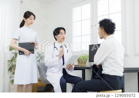 患者を診察する医師 129085072