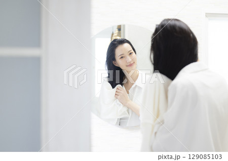 ヘアケアをする女性　　　　 129085103