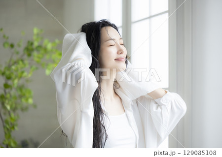 ヘアケアをする女性 ヘアケアをする女性 129085108