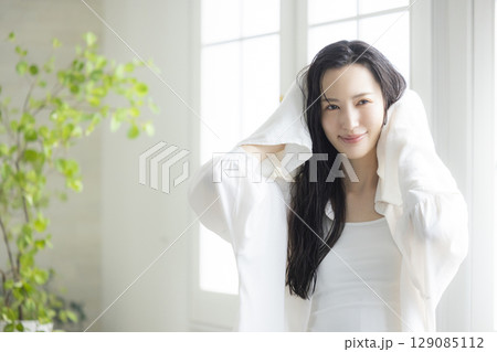 ヘアケアをする女性　　　　 129085112