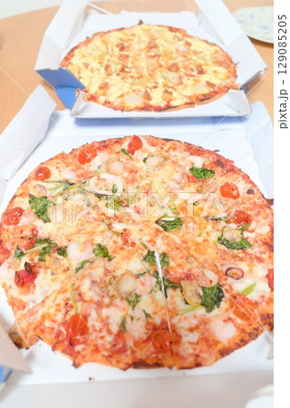 とろけるチーズとポテトピザとミニトマトのピザ とろけるチーズとポテトピザとミニトマトのピザ 129085205