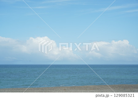 青い海と空 129085321