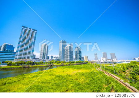 日本の横浜都市景観 横浜・リバーサイドのタワーマンション群などを望む 129085376
