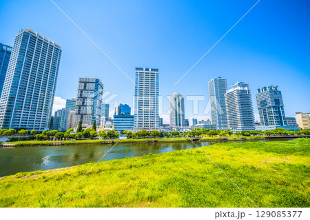 日本の横浜都市景観 横浜・リバーサイドのタワーマンション群などを望む 日本の横浜都市景観 横浜・リバーサイドのタワーマンション群などを望む 129085377