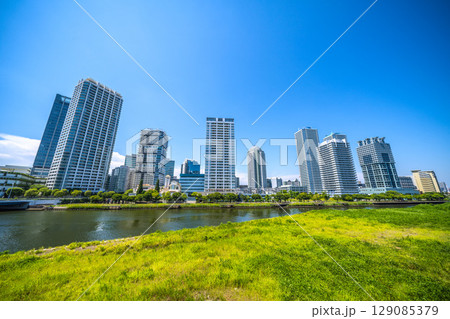 日本の横浜都市景観 横浜・リバーサイドのタワーマンション群などを望む 日本の横浜都市景観 横浜・リバーサイドのタワーマンション群などを望む 129085379