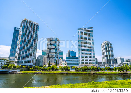 日本の横浜都市景観 横浜・リバーサイドのタワーマンション群などを望む 129085380