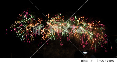 花火 キラキラ輝くもの 線香花火 129085460