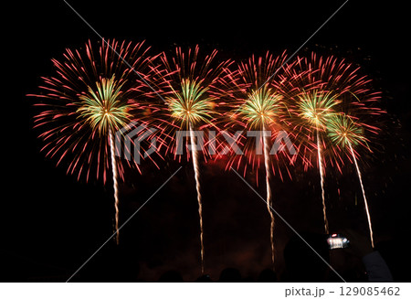 花火 キラキラ輝くもの 線香花火 129085462