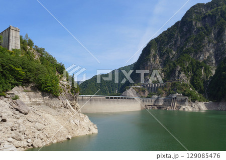 黒部ダム湖の風景 129085476