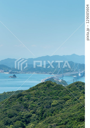 淡路島から見た鳴門海峡と大鳴門橋 129085604