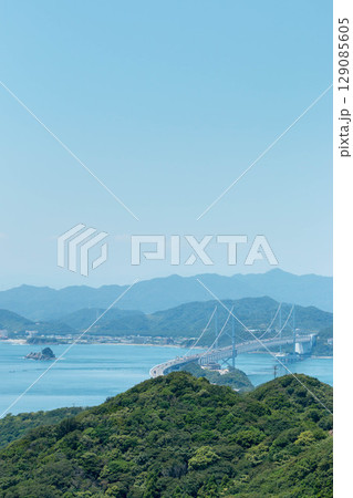 淡路島から見た鳴門海峡と大鳴門橋 129085605