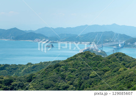 淡路島から見た鳴門海峡と大鳴門橋 129085607