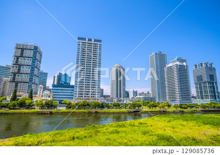 日本の横浜都市景観 横浜・リバーサイドのタワーマンション群などを望む 129085736