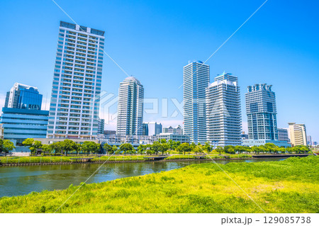 日本の横浜都市景観 横浜・リバーサイドのタワーマンション群などを望む 129085738