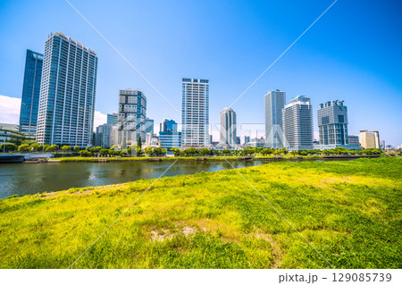 日本の横浜都市景観 横浜・リバーサイドのタワーマンション群などを望む 129085739