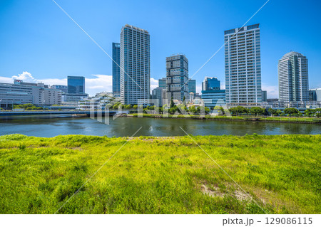 日本の横浜都市景観 横浜駅(画面左側)やJR横浜タワー、リバーサイドのタワーマンション群などを望む 日本の横浜都市景観 横浜駅(画面左側)やJR横浜タワー、リバーサイドのタワーマンション群などを望む 129086115