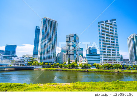 日本の横浜都市景観 横浜駅（画面左）やJR横浜タワー、リバーサイドのタワーマンション群などを望む 129086186