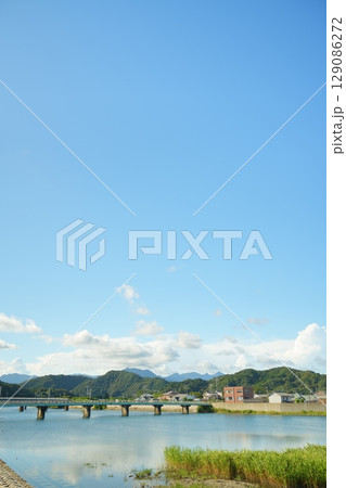 川のある風景 129086272