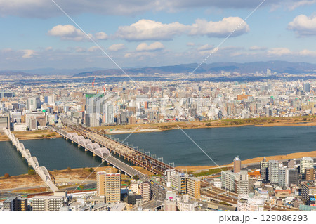 大阪都市風景　梅田スカイビル　空中庭園展望台からの眺望 129086293