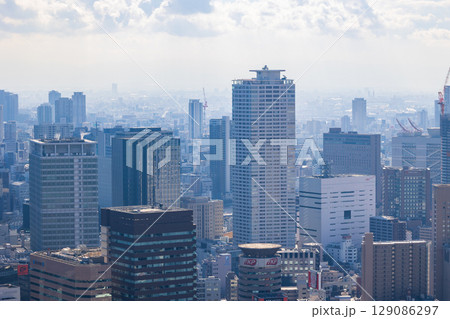 大阪都市風景　梅田スカイビル　空中庭園展望台からの眺望 129086297