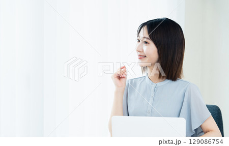 ノートパソコンを使う女性 129086754