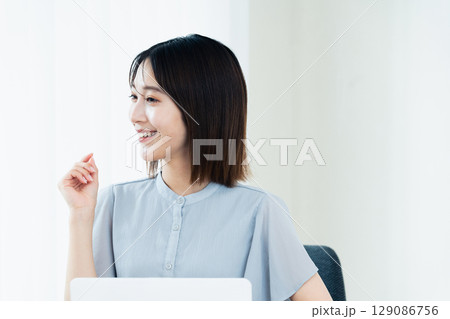ノートパソコンを使う女性 ノートパソコンを使う女性 129086756