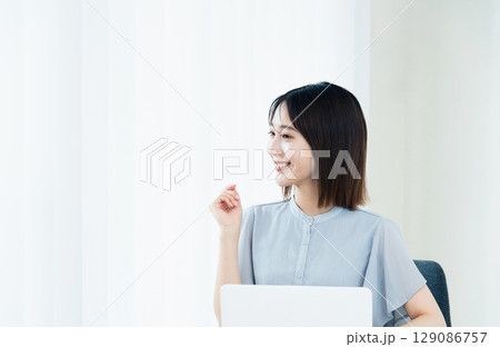 ノートパソコンを使う女性 129086757