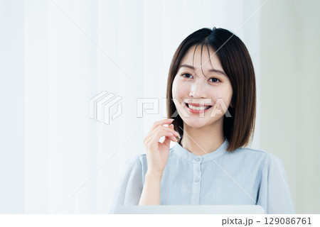 ノートパソコンを使う女性 129086761