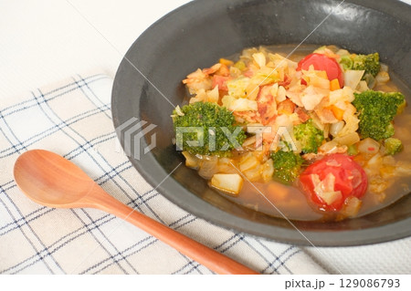 野菜たっぶりのミネストローネ 129086793