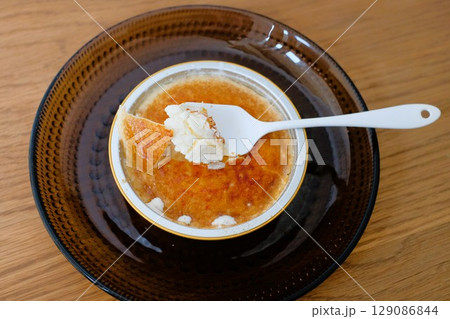 クリームブリュレのアイスクリーム クリームブリュレのアイスクリーム 129086844