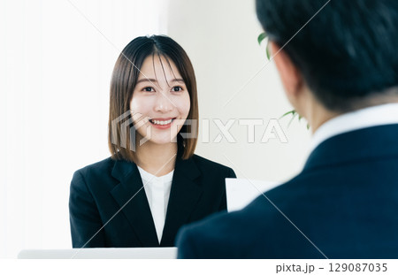 営業をするビジネスウーマン 営業をするビジネスウーマン 129087035