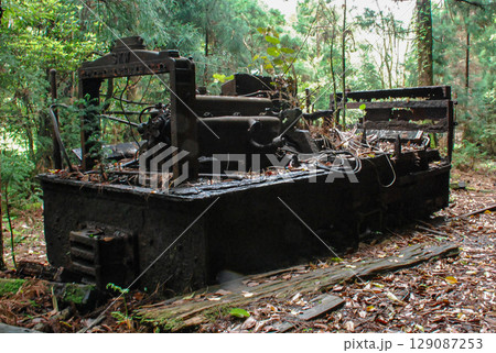 屋久島の森林鉄道の廃車になり朽ち果てたディーゼル機関車 屋久島の森林鉄道の廃車になり朽ち果てたディーゼル機関車 129087253