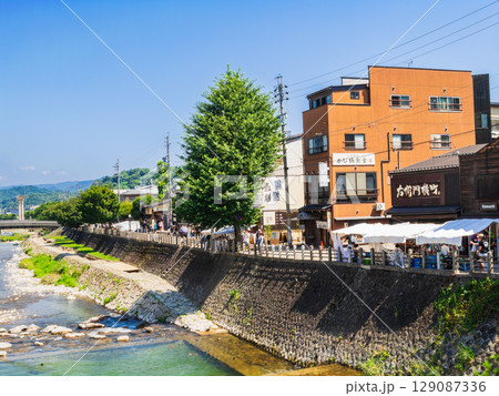 夏の飛騨高山 宮川と宮川朝市 夏の飛騨高山 宮川と宮川朝市 129087336