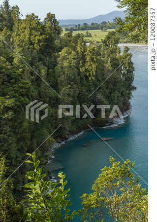 ニュージーランド ウェスト・コースト地方にあるホキティカ渓谷を流れるターコイズブルーの川 ニュージーランド ウェスト・コースト地方にあるホキティカ渓谷を流れるターコイズブルーの川 129087357