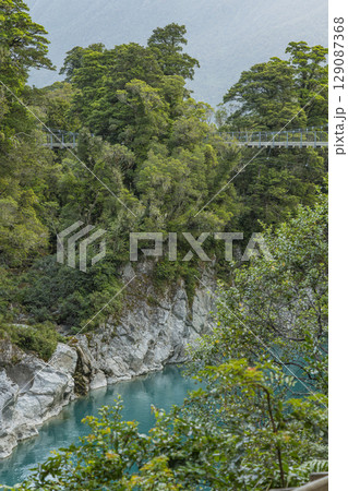 ニュージーランド　ウェスト・コースト地方にあるホキティカ渓谷を流れる川に架かる吊り橋 129087368