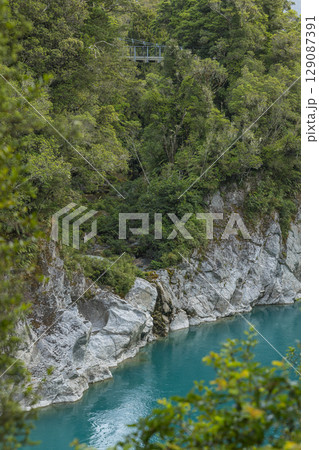 ニュージーランド ウェスト・コースト地方にあるホキティカ渓谷を流れるターコイズブルーの川 ニュージーランド ウェスト・コースト地方にあるホキティカ渓谷を流れるターコイズブルーの川 129087391