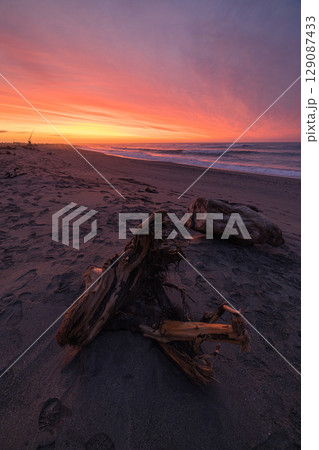 ニュージーランド　ウェスト・コースト地方のホキティカ・ビーチと夕焼け空 129087433