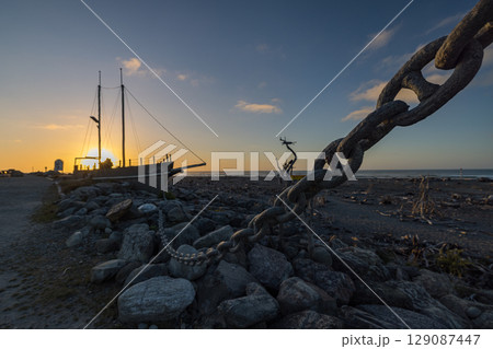 ニュージーランド　ウェスト・コーストのホキティカにあるサンセット・ポイントからの夕陽 129087447
