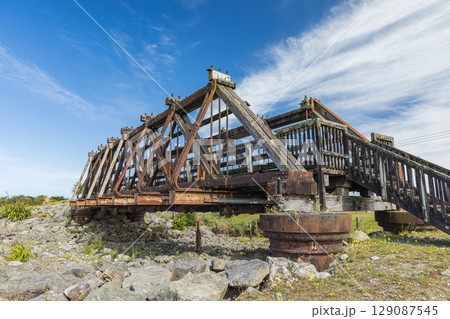 ニュージーランド ウェスト・コースト地方のホキティカ近郊にあるアラフラ橋文化的遺産公園 ニュージーランド ウェスト・コースト地方のホキティカ近郊にあるアラフラ橋文化的遺産公園 129087545