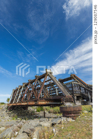 ニュージーランド ウェスト・コースト地方のホキティカ近郊にあるアラフラ橋文化的遺産公園 ニュージーランド ウェスト・コースト地方のホキティカ近郊にあるアラフラ橋文化的遺産公園 129087546