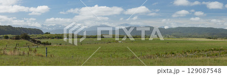 ニュージーランド ウェスト・コーストのホキティカ近郊のアラフラ橋文化的遺産公園からの風景 ニュージーランド ウェスト・コーストのホキティカ近郊のアラフラ橋文化的遺産公園からの風景 129087548