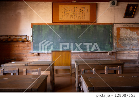 昭和の時代の小学校の教室 129087553