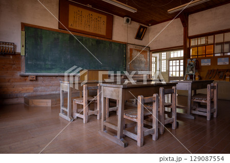 昭和の時代の小学校の教室 129087554