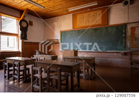 昭和の時代の小学校の教室 129087556