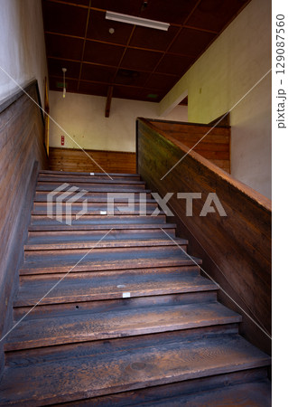 昭和の時代の小学校の階段 129087560