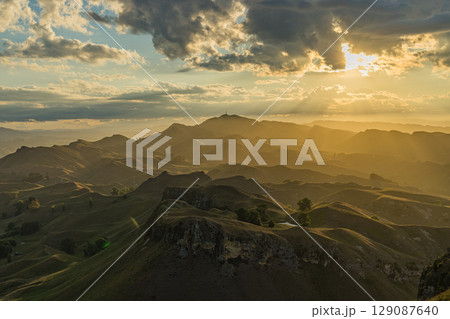 ニュージーランド ホークス・ベイ地方にあるテ・マタ・ピーク頂上からの風景と夕陽 ニュージーランド ホークス・ベイ地方にあるテ・マタ・ピーク頂上からの風景と夕陽 129087640