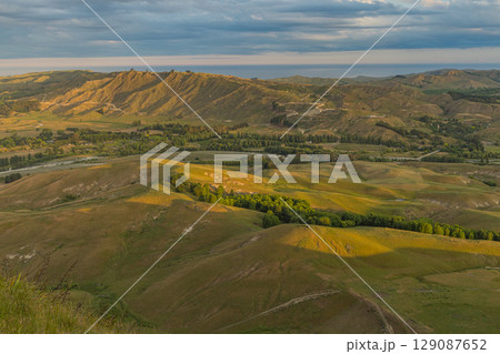 ニュージーランド ホークス・ベイ地方にあるテ・マタ・ピーク頂上からの風景 ニュージーランド ホークス・ベイ地方にあるテ・マタ・ピーク頂上からの風景 129087652