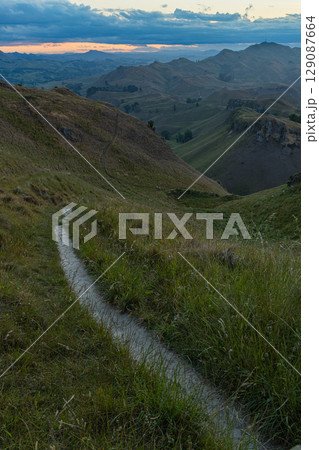 ニュージーランド　ホークス・ベイ地方にあるテ・マタ・ピーク頂上からの風景と夕焼け空 129087664